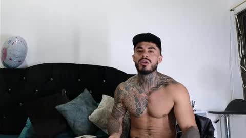 Snapshot of john_and_louis chatting on 19, 9, 2025 John online show from 19, 9, 2025