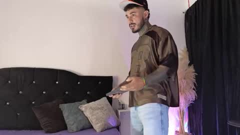 Snapshot of john_and_louis chatting on 29, 10, 2025 John online show from 29, 10, 2025