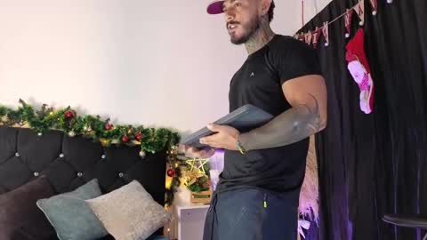 Snapshot of john_and_louis chatting on 13, 11, 2025 John online show from 13, 11, 2025