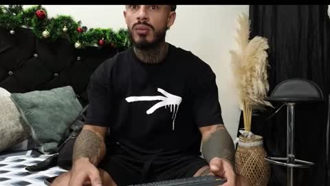 Snapshot of john_and_louis chatting on 14, 12, 2025 John online show from 14, 12, 2025