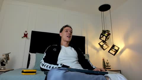 Jonathan Danielss  online show from 2, 12, 2024