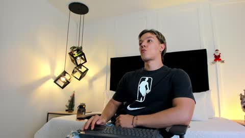 Jonathan Danielss  online show from 12, 12, 2024