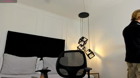 Jonathan Danielss  online show from 25, 1, 2025