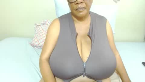 Snapshot of joycemando chatting on 30, 10, 2025 DairyQueen online show from 30, 10, 2025