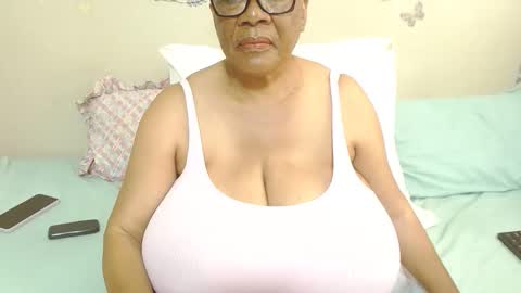 Snapshot of joycemando chatting on 8, 11, 2025 DairyQueen online show from 8, 11, 2025