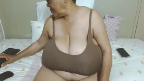 Snapshot of joycemando chatting on 16, 11, 2025 DairyQueen online show from 16, 11, 2025