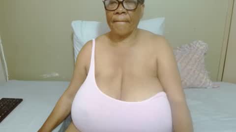 Snapshot of joycemando chatting on 19, 11, 2025 DairyQueen online show from 19, 11, 2025