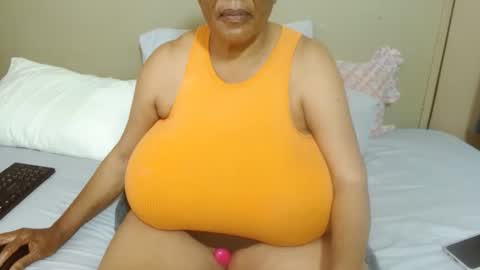 Snapshot of joycemando chatting on 20, 11, 2025 DairyQueen online show from 20, 11, 2025