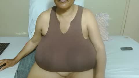 Snapshot of joycemando chatting on 25, 11, 2025 DairyQueen online show from 25, 11, 2025