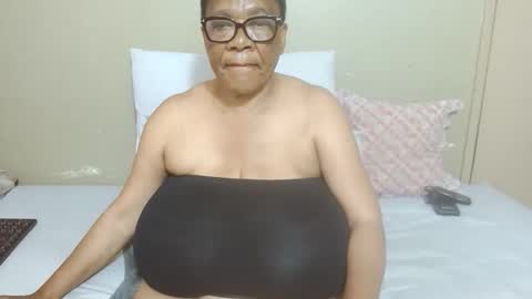 Snapshot of joycemando chatting on 28, 11, 2025 DairyQueen online show from 28, 11, 2025