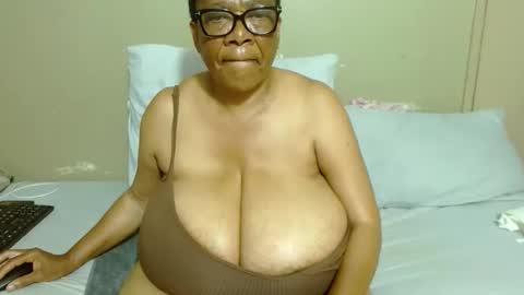 Snapshot of joycemando chatting on 30, 11, 2025 DairyQueen online show from 30, 11, 2025