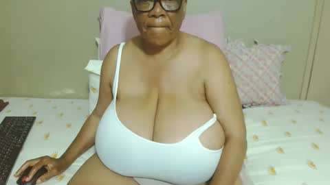 Snapshot of joycemando chatting on 15, 12, 2025 DairyQueen online show from 15, 12, 2025