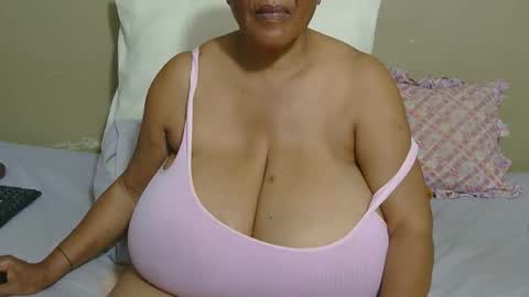 Snapshot of joycemando chatting on 16, 4, 2026 DairyQueen online show from 16, 4, 2026