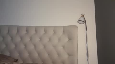 Jennie and Sophia online show from 28, 10, 2025