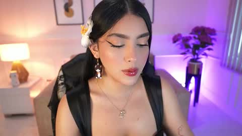 Snapshot of julesbennet chatting on 5, 12, 2025 Jules Bennett online show from 5, 12, 2025