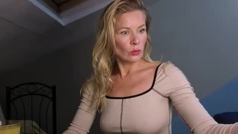 Snapshot of julia_giulia chatting on 12, 11, 2025 julia_giulia online show from 12, 11, 2025