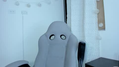 Snapshot of julia_strauns chatting on 2, 1, 2025 julia_strauns online show from 2, 1, 2025