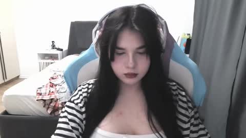 Snapshot of julianesanzo chatting on 1, 6, 2026 MIa online show from 1, 6, 2026