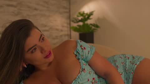 Snapshot of julie_belle_ chatting on 5, 4, 2026 luu online show from 5, 4, 2026