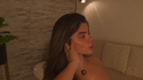 Snapshot of julie_belle_ chatting on 7, 8, 2026 luu online show from 7, 8, 2026