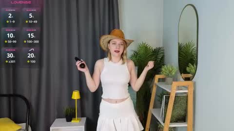 Snapshot of juliettakaniecki chatting on 6, 11, 2025 Mia online show from 6, 11, 2025