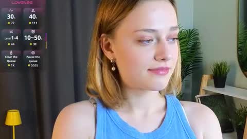 Snapshot of juliettakaniecki chatting on 13, 11, 2025 Mia online show from 13, 11, 2025