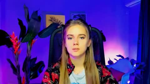 Snapshot of junewoods chatting on 19, 11, 2025 junewoods online show from 19, 11, 2025