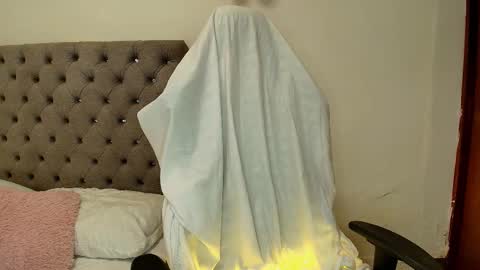 Snapshot of just_isa chatting on 4, 3, 2026 Isa y Luci online show from 4, 3, 2026