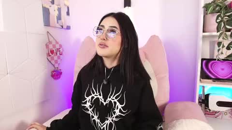 Snapshot of justonecute chatting on 4, 5, 2026 Emy online show from 4, 5, 2026