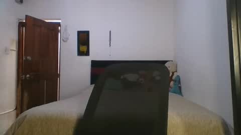 KAHELIINDEPENDENT MODEL online show from 4, 12, 2025