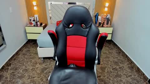 Snapshot of karolandluna chatting on 17, 12, 2025 Karol and Luna online show from 17, 12, 2025