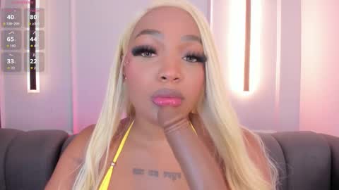 Snapshot of karolwhite_ chatting on 21, 10, 2025 Karol online show from 21, 10, 2025