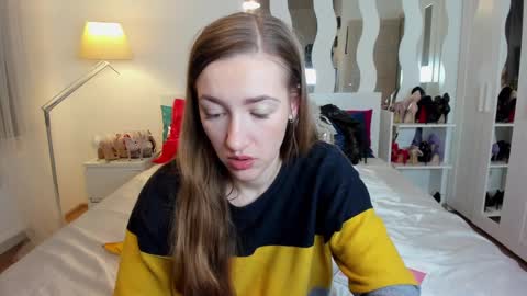 Snapshot of kate_redgar chatting on 6, 3, 2025 kate_redgar online show from 6, 3, 2025