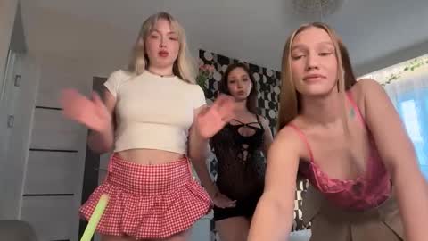 Snapshot of katie________ chatting on 12, 3, 2026 Katienext stream online show from 12, 3, 2026