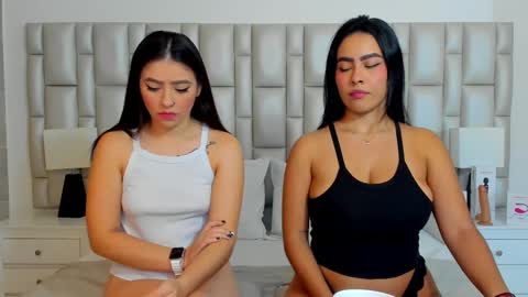 katy blonde girl and paola big boobs online show from 5, 3, 2025