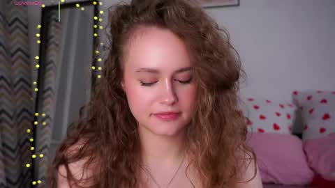 Snapshot of kendraedger chatting on 16, 4, 2026 Kira online show from 16, 4, 2026