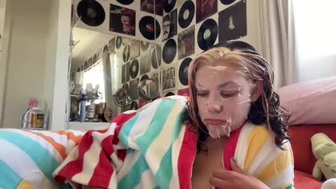 Snapshot of kennibby chatting on 17, 4, 2026 kennibby online show from 17, 4, 2026