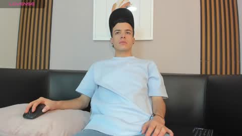 Snapshot of kevinn_blue chatting on 14, 9, 2025 Sexy Hot Kevin online show from 14, 9, 2025