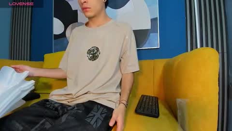 Snapshot of kevinn_blue chatting on 17, 9, 2025 Sexy Hot Kevin online show from 17, 9, 2025