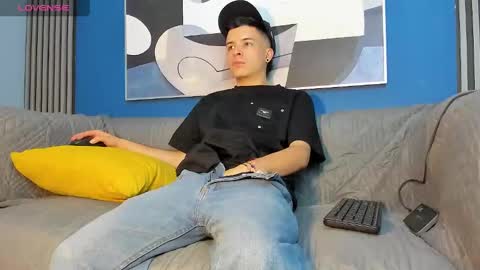 Snapshot of kevinn_blue chatting on 19, 9, 2025 Sexy Hot Kevin online show from 19, 9, 2025