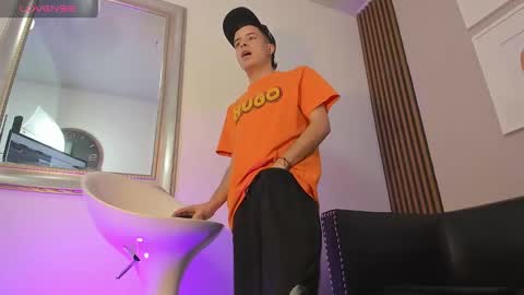 Snapshot of kevinn_blue chatting on 21, 10, 2025 Sexy Hot Kevin online show from 21, 10, 2025
