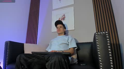 Snapshot of kevinn_blue chatting on 11, 11, 2025 Sexy Hot Kevin online show from 11, 11, 2025