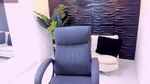 Snapshot of khloe_houston chatting on 4, 2, 2025 Khloe online show from 4, 2, 2025