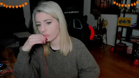 Wolfs Girl online show from 25, 11, 2025