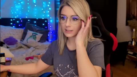 Snapshot of kimilee22 chatting on 19, 3, 2026 Wolfs Girl online show from 19, 3, 2026