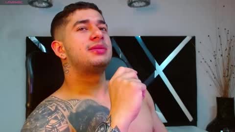 Snapshot of king_falconer chatting on 14, 11, 2025 Angel Falconer online show from 14, 11, 2025