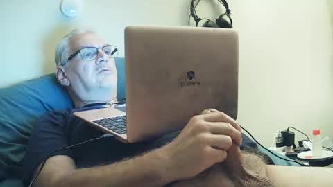 Snapshot of kingtongue10 chatting on 11, 10, 2025 kingtongue10 online show from 11, 10, 2025