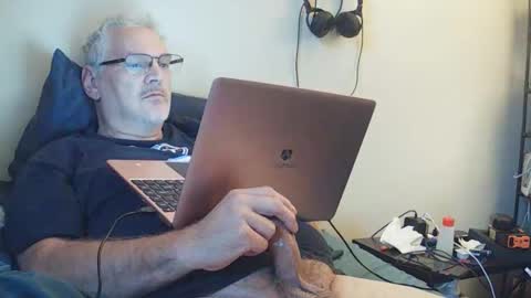 Snapshot of kingtongue10 chatting on 21, 10, 2025 kingtongue10 online show from 21, 10, 2025