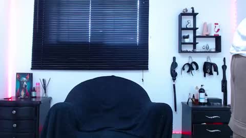 Snapshot of kinkyallisonsub chatting on 4, 3, 2025 Allison Diego online show from 4, 3, 2025