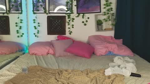 Snapshot of kira_low chatting on 10, 1, 2025 Kira online show from 10, 1, 2025